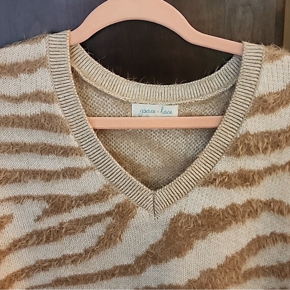 Grace and Lace sweater - Picture 2 of 8